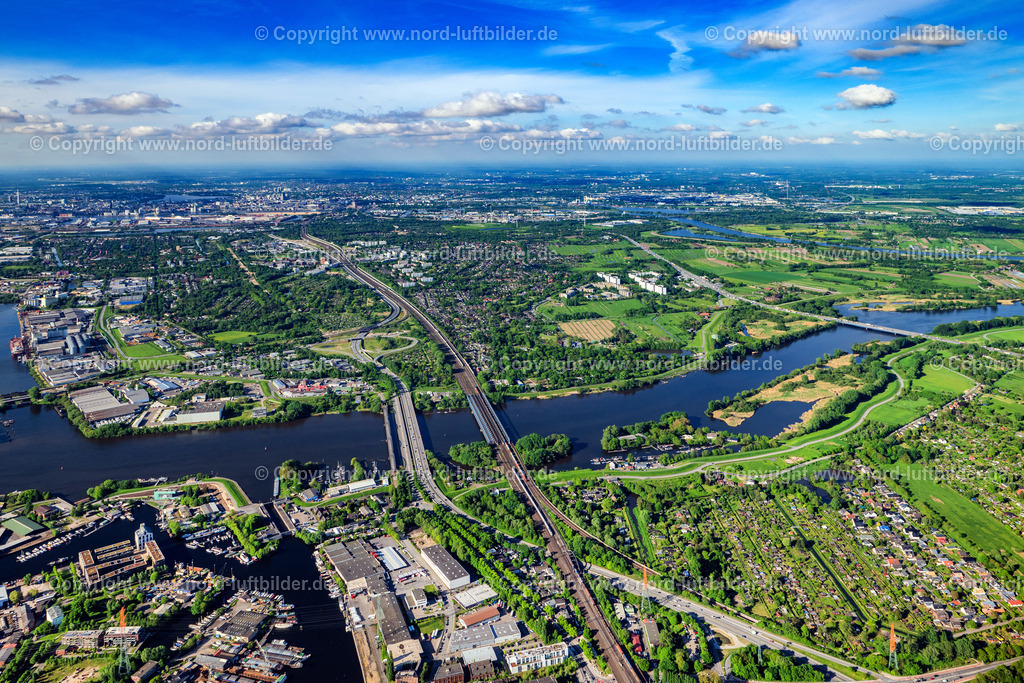 Hamburg_Wilhelmsburg_Bersicht_ELS_9928070524 | HAMBURG 07.05.2024 Stadtteil Wilhelmsburg im Stadtgebiet Elbrücken Süderelbe in Hamburg, Deutschland. // Wilhelmsburg district in the Elbruecken Suederelbe urban area in Hamburg, Germany. Foto: Martin Elsen