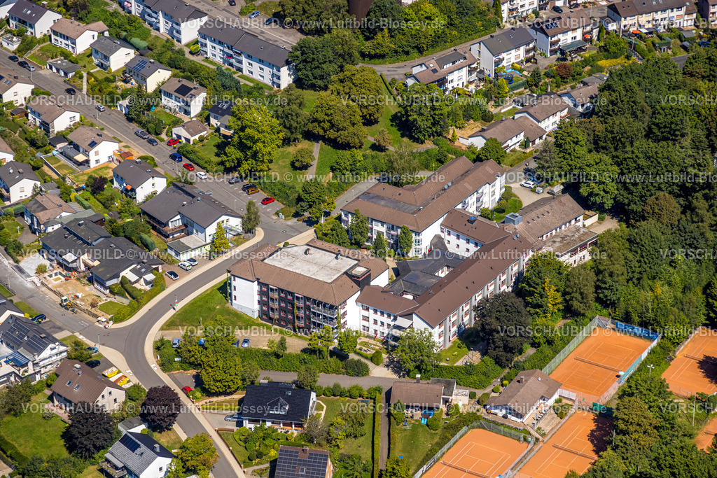 Meinerzhagen250812823 | Luftbild, Wilhelm-Langemann-Haus Pflegeheim Wohnpark und Tennisplätze, Meinerzhagen, Sauerland, Nordrhein-Westfalen, Deutschland