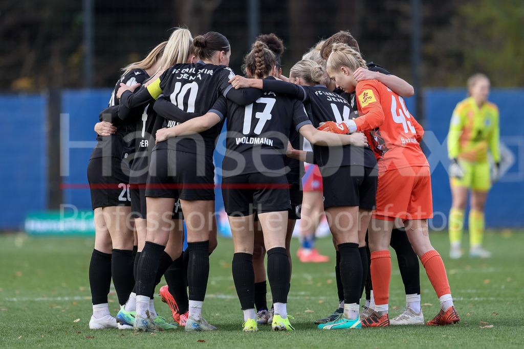 Fussball, DFB-Pokal Frauen, Hamburger SV - FC Carl Zeiss Jena | v.li.: Spielerinnen vom FC Carl Zeiss Jena schwören sich mit einem Mannschaftskreis ein, Teamkreis, Ansprache, Motivation, DIE DFB-RICHTLINIEN UNTERSAGEN JEGLICHE NUTZUNG VON FOTOS ALS SEQUENZBILDER UND/ODER VIDEOÄHNLICHE FOTOSTRECKEN. DFB REGULATIONS PROHIBIT ANY USE OF PHOTOGRAPHS AS IMAGE SEQUENCES AND/OR QUASI-VIDEO.