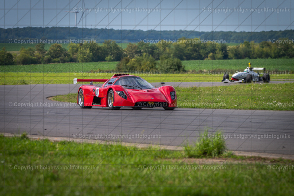 Ferrari | Foto vom 3. Classic Motor Weekend 18. - 20. August 2023 auf dem Flugplatz in Obermehler - Realisiert mit Pictrs.com