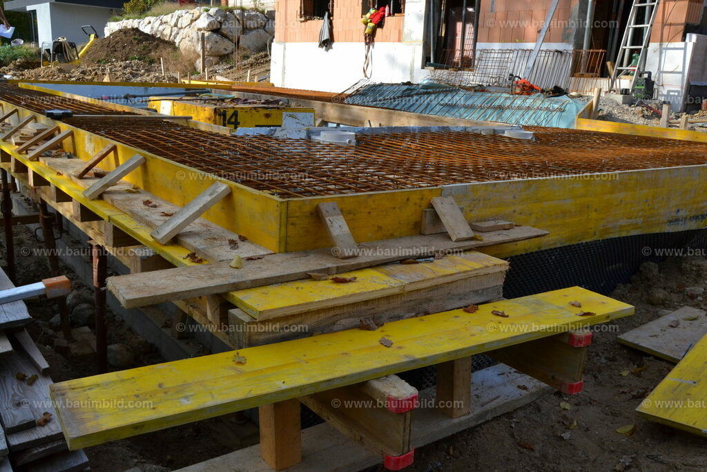 Randschalung Kragplatte | Betonierfertig abgeschalte und mit Baustahlmatten bewehrte Bodenplatte mit Auskragung