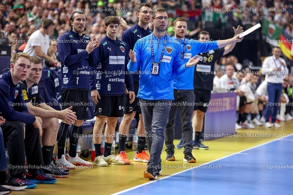 KoeEHF14062501023 | 14.06.2025, Handball, Halbfinale TruckScout24 EHF FINAL4, LANXESS arena Köln, Füchse Berlin - HBC Nantes: Cheftrainer Jaron Siewert (Fuechse Berlin) gestikulierend am Spielfeldrand