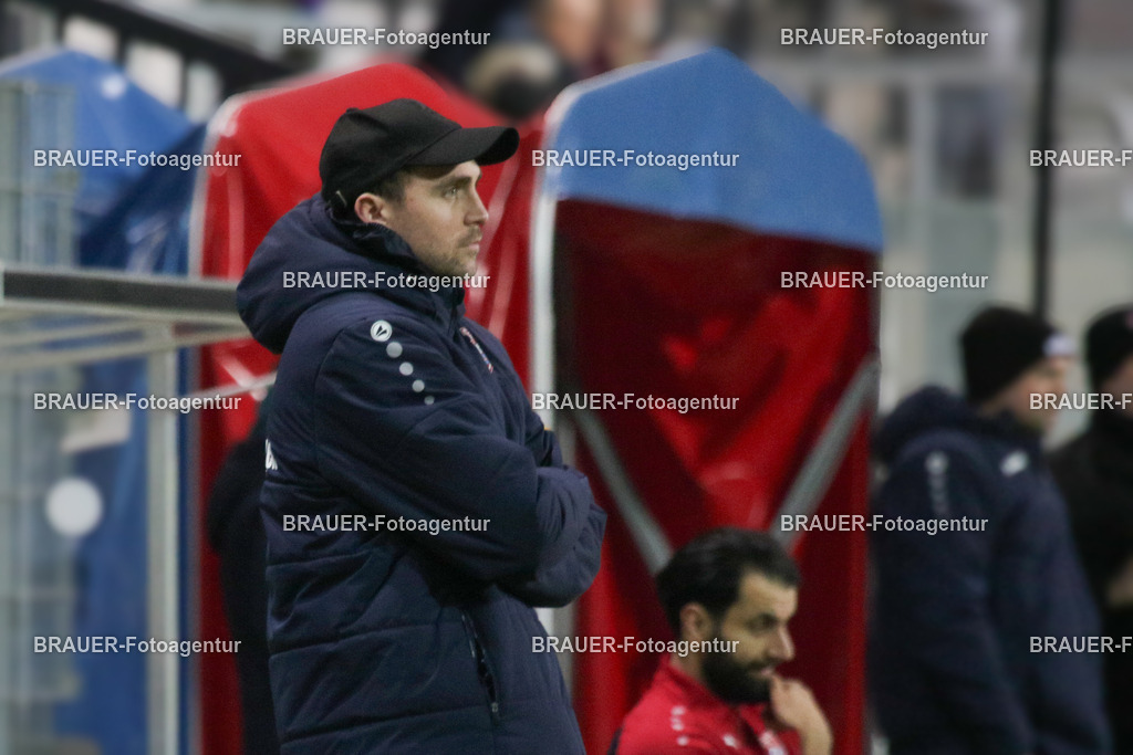 KFC Uerdingen - Ratingen 04/19 | Krefeld, Deutschland, 02.12.25 Trainer Julian Stöhr (KFC Uerdingen) schaut während des Oberliga Niederrhein Spiels zwiachen KFC Uerdingen - Ratingen 04/19 im Krefelder Grotenburg Stadion am 02. Dezember 2025 in Krefeld (Foto von Ralph Görtz / Brauer-Fotoagentur)