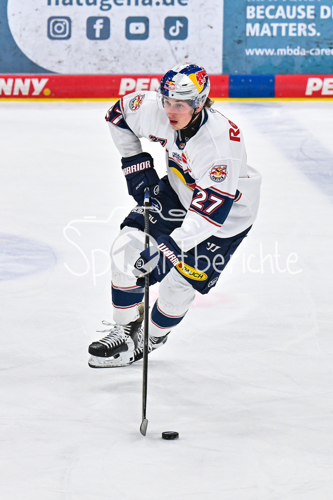 ERC Ingolstadt - EHC RB München | INGOLSTADT, GERMANY - 27. MAERZ: am Puck Veit OSWALD (RB München 27) während dem Match zwischen dem ERC Ingolstadt und dem EHC RB München bei Spiel 2 des DEL Playoff Viertelfinales in der Saturn Arena / Einzelfoto / Freisteller