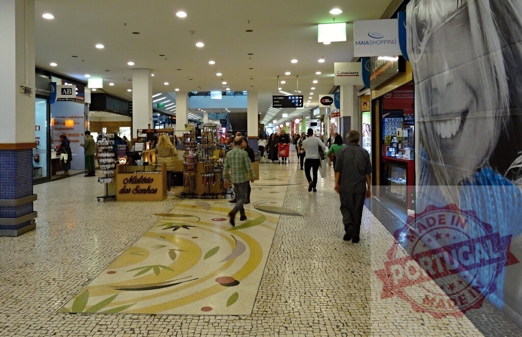 People shopping inside Maia Shopping mall interior | Shoppers walking along the stores and kiosks in Maia Shopping mall - Realisiert mit Pictrs.com