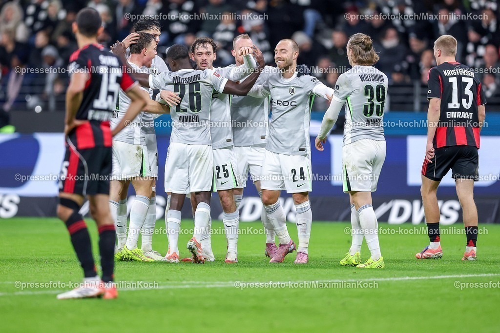 SGE30112501111 | 30.11.2025, Fußball, Eintracht Frankfurt - VfL Wolfsburg, 1. Fußball Bundesliga, 12. Spieltag, Deutsche-Bank-Park (Frankfurt am Main), Saison 2025 2026: Torjubel nach dem Tor zum 1:0 durch Torschütze Aaron Zehnter&nbsp;(VfL Wolfsburg #25)  zusammen mit  Mohamed Amoura&nbsp;(VfL Wolfsburg #09) DFB Regulations prohibit any use of photographs as image sequences and or quasi-video.