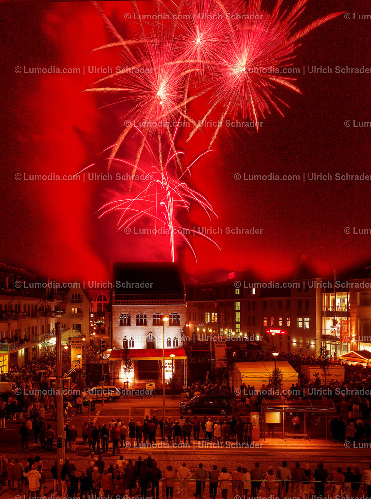 10049-12937 - Halberstadt 1998 - Feuerwerk zur Eröffnung der Rathauspassage | Stockfoto und Bilderpool mit Bildmaterial aus Deutschland, dem Harz, Halberstadt, Quedlinburg, Wernigerode und weltweit. Qualitativ hochwertige und professionelle Fotos anschauen und kaufen. - Realisiert mit Pictrs.com