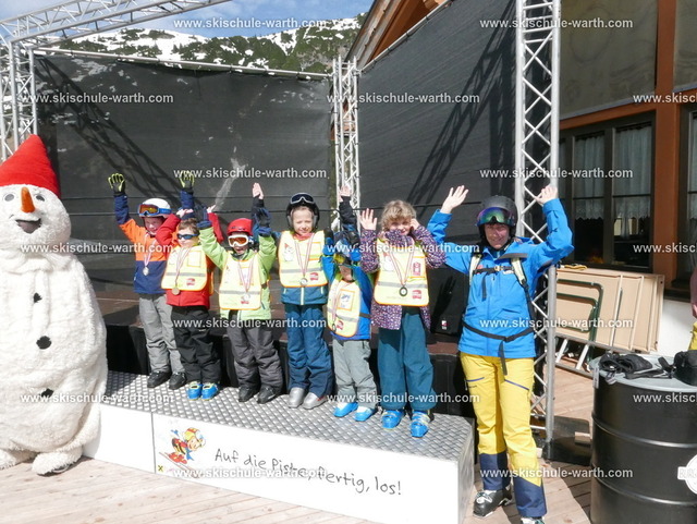 Gruppe Brigitte | Photos von der Skischule Warth - Realisiert mit Pictrs.com