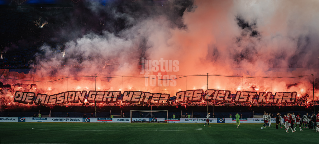 Fußball | Männer | Saison 2024/2025 | 2. Fußball-Bundesliga | 23. Spieltag | Hamburger SV vs. 1. FC Kaiserslautern | 21.02.2025 | Choreo der HSV Nordtribüne Fans Die Mission Geht Weiter Das Ziel Ist Klar mit Pyrotechnik zusammengefügtes Panorama