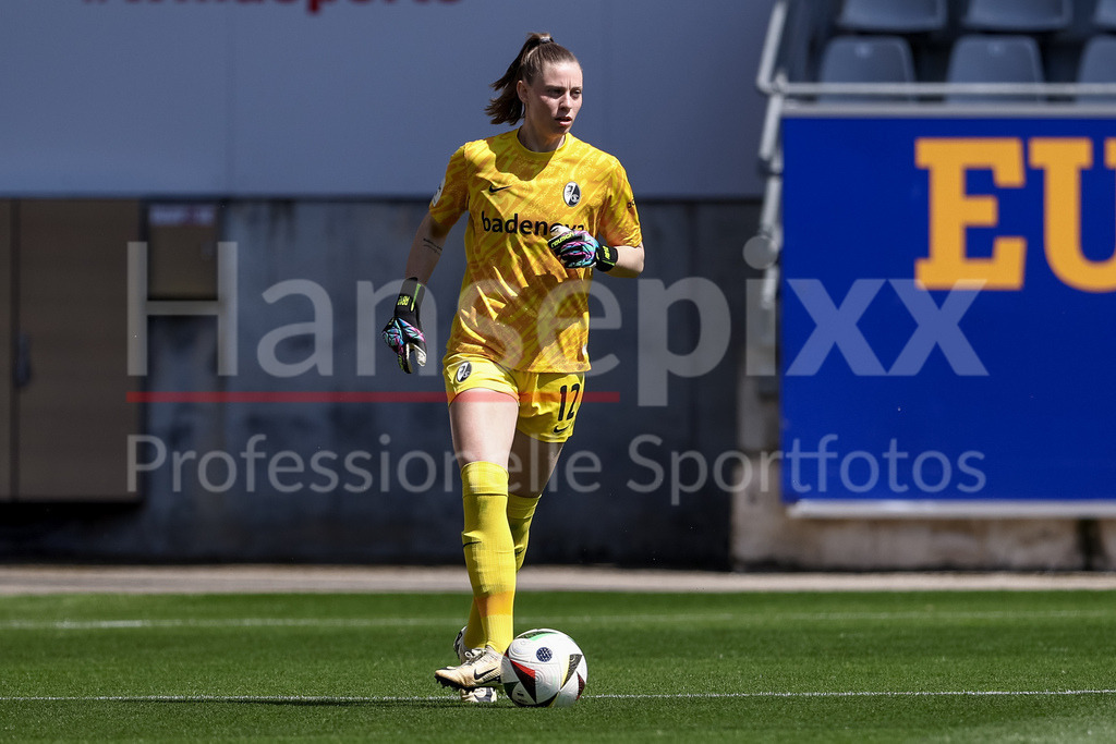 Fussball, Google Pixel Frauen-Bundesliga, SC Freiburg - SV Werder Bremen | Rafaela Borggräfe (Torhüterin, Torwart, SC Freiburg, 12) am Ball, Freisteller, Einzelbild, Ganzkörper, Aktion, Action, Spielszene, DIE DFB-RICHTLINIEN UNTERSAGEN JEGLICHE NUTZUNG VON FOTOS ALS SEQUENZBILDER UND/ODER VIDEOÄHNLICHE FOTOSTRECKEN. DFB REGULATIONS PROHIBIT ANY USE OF PHOTOGRAPHS AS IMAGE SEQUENCES AND/OR QUASI-VIDEO.