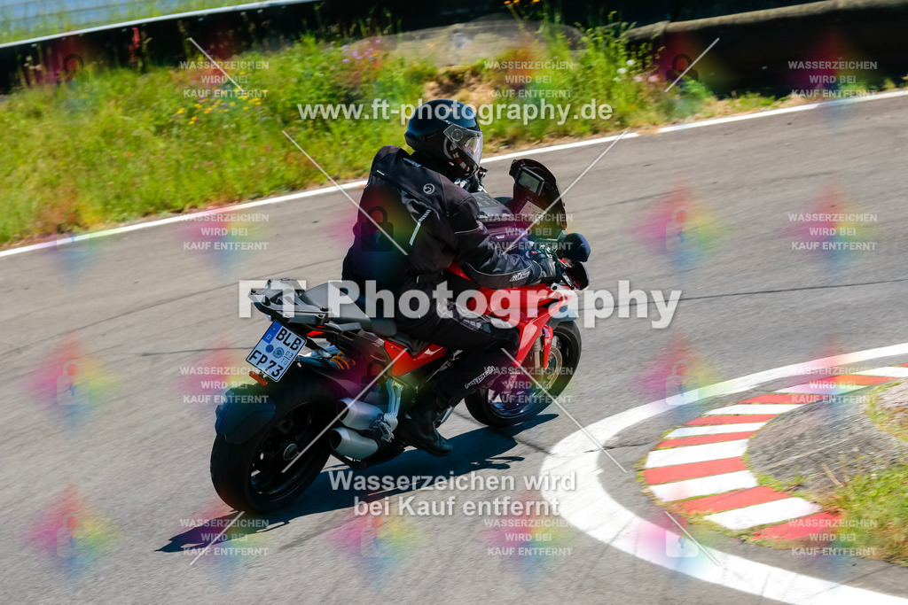 Moto-TeamOBK-22130 | Hier findet Ihr Bilder von Touristenfahrten auf der Nürburgring Nordschleife oder von anderen Veranstaltungen die ich besucht habe. Viel Spass beim Durch Schauen 