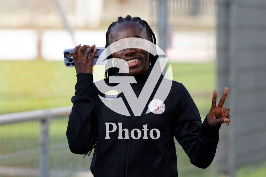 DZ8_6635_c | Switzerland: AXA Womens Super League 2025/26, Servette FC Chenois Feminin vs FC Aarau Frauen - Stade des Trois-Chene, Chene-Bourge: Players of Servette FC Chenois Feminin arrive at the stadium