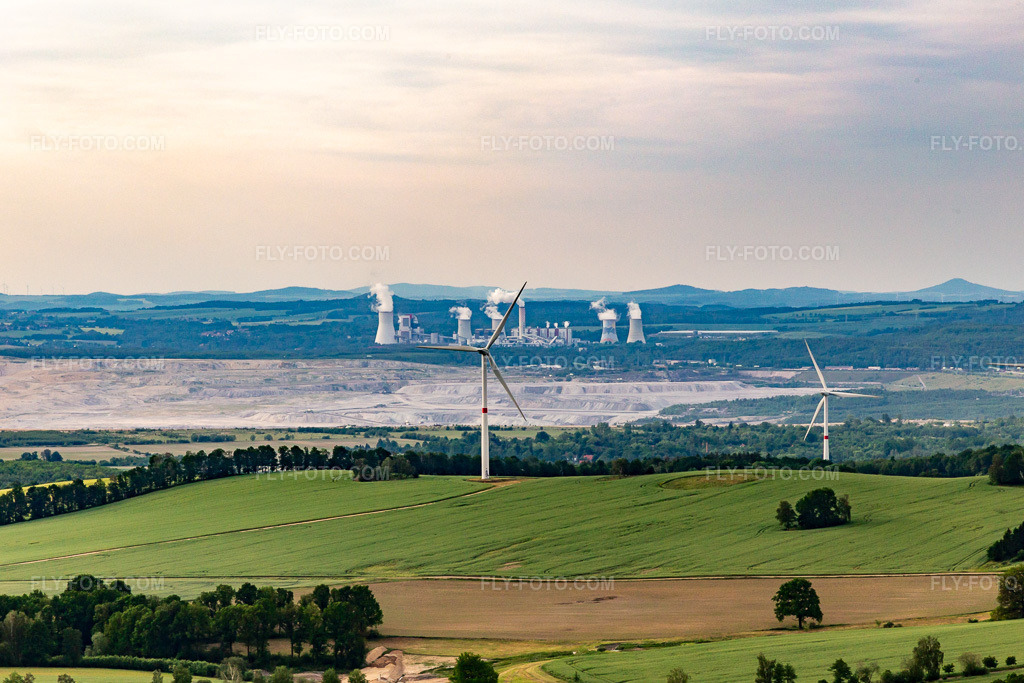 Aerial view: Czech wind farm Wetzwalde (Větrný park Václavice) in front of the Polish brown coal open-cast mine Kopalnia Węgla Brunatnego Turów in Hrádek nad Nisou in the state Liberec, Czech Republic. – Photo: IMG_141733.jpg taken on 05/23/2024 by Werner Riehm/FLY-FOTO.com – Resolution of the original: 5305 x 3537 px