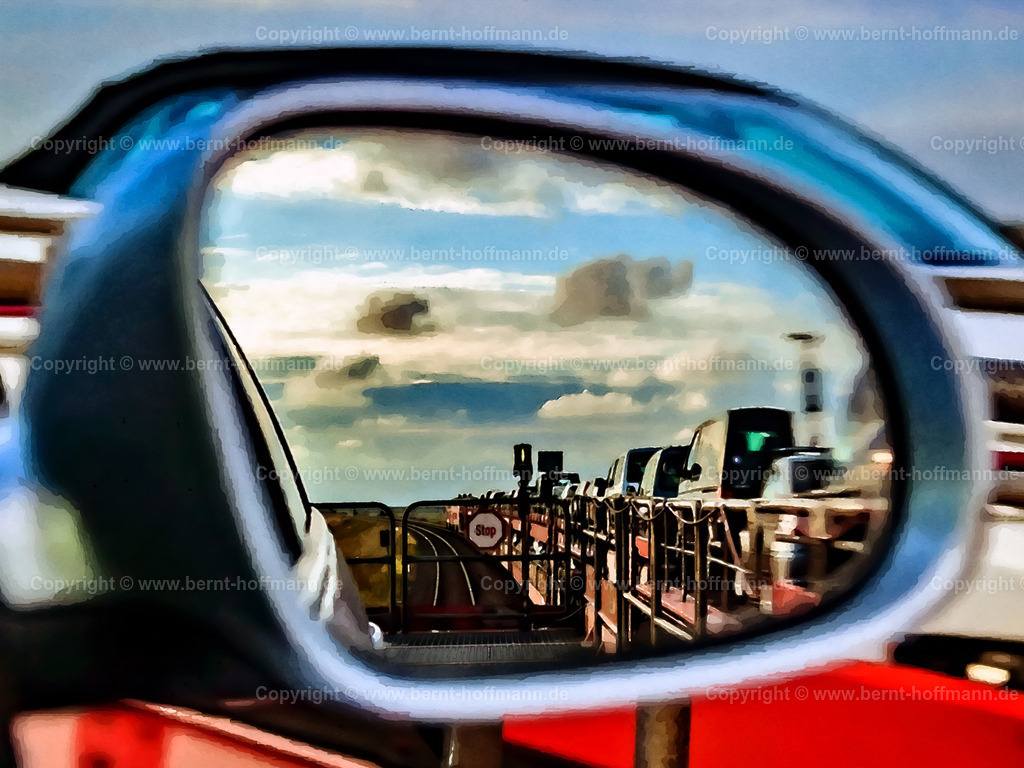 PDM2_2811_Syltshuttle_100x75 | DIGITALKUNST. Abreise - Sylt im Spiegel. __ Blick in den Rückspiegel - auf dem Autozug " Sylt-Shuttle " im Begegnungsverkehr mit einem Zug aus der Gegenrichtung.  - Realisiert mit Pictrs.com