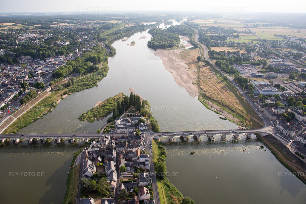Luftbild: Ortsansicht in Amboise im Bundesland Indre-et-Loire in Frankreich. Foto: IMG_082373.jpg vom 20.06.2015 durch Werner Riehm/FLY-FOTO.de