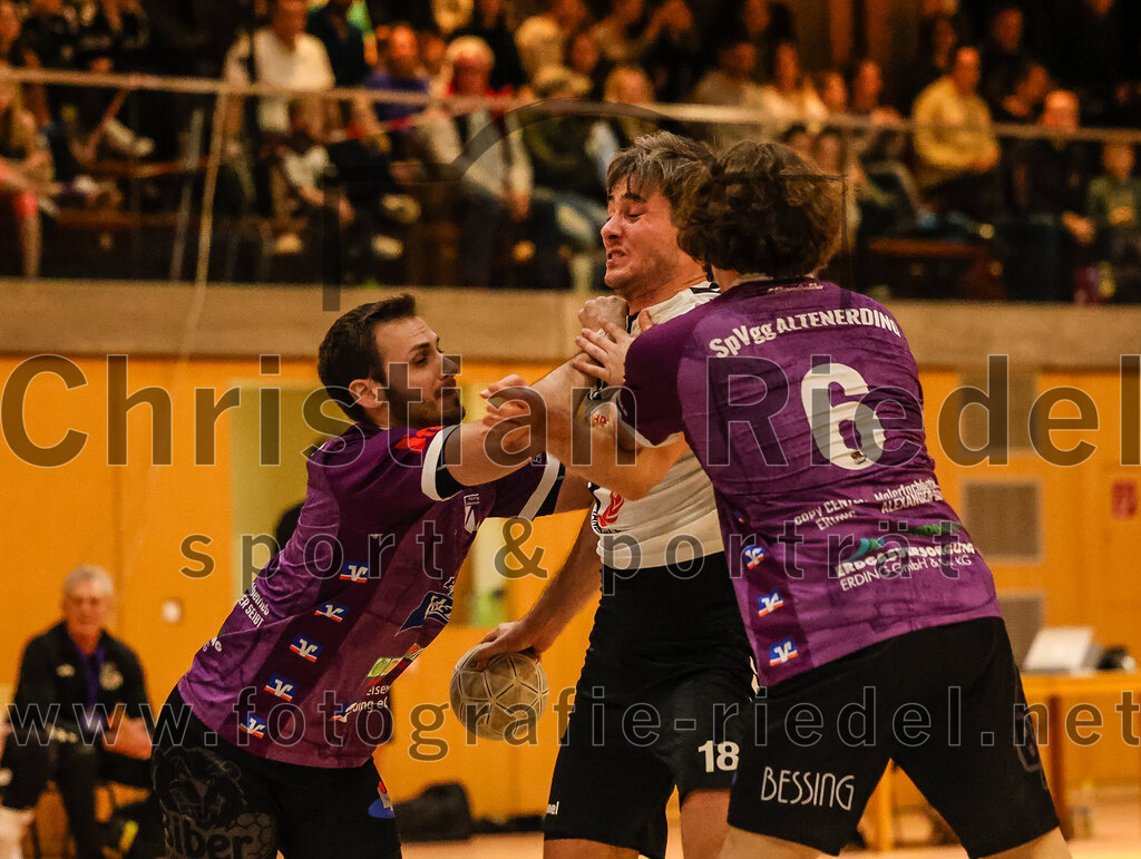 2024-03-09_045_SpVgg_Altenerding_gegen_SVW_Burghausen | Erding, Deutschland, 09.03.2024:
Handball, Bezirksoberliga Männer 2023 / 2024, 18. Spieltag, SpVgg Altenerding gegen SVW Burghausen, Endergebnis: 25:34

Simon Rüdiger (SpVgg Altenerding, #7), Thomas Reitmeier (SVW Burghausen, #18), Jabob Köhler (SpVgg Altenerding, #6)

Foto: Christian Riedel / fotografie-riedel.net