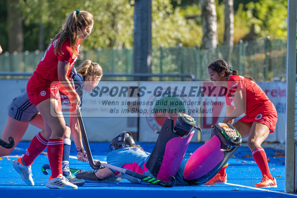 HK_20221009_100697 | 2. Bundesliga Damen Crefelder HTC - Hannover 78 am 9.10.2022 Crefelder HTC, Krefeld , Carla Mauersberg Torfrau ( Hannover 78 #78 ) ,  Stephanie Panuschka ( Crefelder HTC #12 )