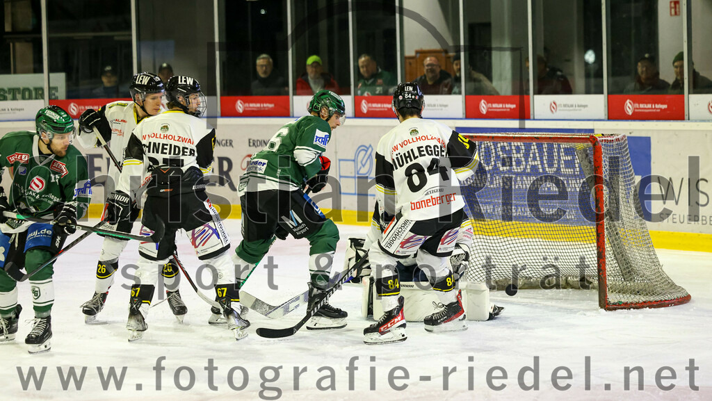 2023-11-17_066_TSV_Erding_gegen_EA_Schongau | Erding, Deutschland, 17.11.2023:
Eishockey, Bayernliga Vorrunde 2023 / 2024, 10. Spieltag, TSV Erding gegen EA Schongau, Endergebnis: 12:4

Florian Schneider (EA Schongau, #67), Tim Mühlegger (EA Schongau, #84), Torwart Xaver Nagel (EA Schongau, #80)

Foto: Christian Riedel / fotografie-riedel.net