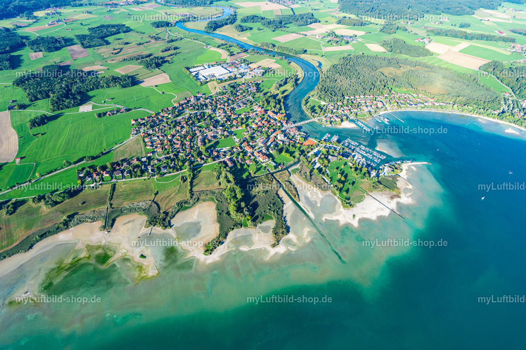 luftbild-seebruck-alzbrücke-bruno-kapeller-11 | Schräger Blick auf Seebruck mit Yachthafen, Alzmündung und den hellen Sandbänken der Flachwasserzone am Nordufer des Chiemsees. Aufgenommen am 25.09.2026. | Copyright: © Bruno Kapeller - Realisiert mit Pictrs.com
