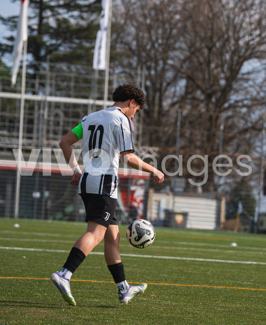 juv_lut_fmachado-0128 | Images from the Juniors B match between Juventus Academy and FC Lutry, played on 18 March 2026 in Lutry, Switzerland, featuring players, coaching staff and match action throughout the game.
