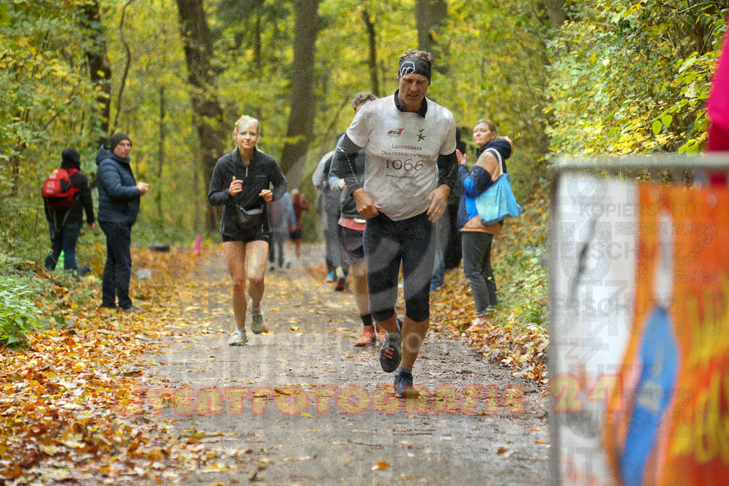 251026_1322_EX1_3256 | Sportfotografie im Rhein-Sieg Kreis, Köln, Bonn, NRW, Rheinland Pfalz, Hessen, etc. Unser Tätigkeitsfeld umfasst den Laufsport vom Volkslauf über den Marathon, Duathlon, Triathon bis zum Ultralauf wie Kölnpfad Ultra oder Schindertrail.