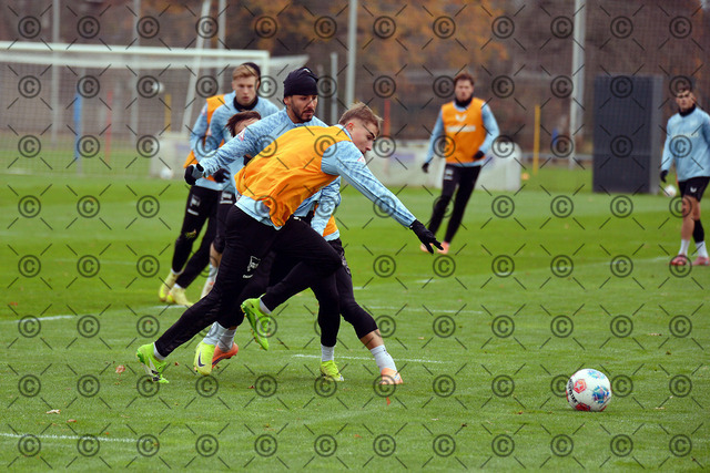 RGE_6890b | Hertha BSC, 2.Bundesliga, Herren, Saison 2025/26, Training, von  li. Kevin Sessa ( Hertha BSC ), Marten Winkler ( Hertha BSC ),  Fotograf:  Ralf Gebhardt - Realisiert mit Pictrs.com