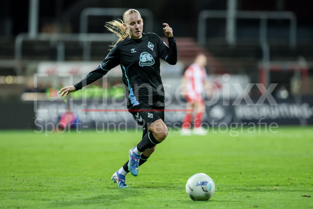 Fussball, DFB-Pokal Frauen, SC Fortuna Köln - SV Werder Bremen | v.li.: Emöke Papai (SV Werder Bremen, 16) am Ball, Einzelbild, Ganzkörper, Aktion, Action, Spielszene, DIE DFB-RICHTLINIEN UNTERSAGEN JEGLICHE NUTZUNG VON FOTOS ALS SEQUENZBILDER UND/ODER VIDEOÄHNLICHE FOTOSTRECKEN. DFB REGULATIONS PROHIBIT ANY USE OF PHOTOGRAPHS AS IMAGE SEQUENCES AND/OR QUASI-VIDEO.