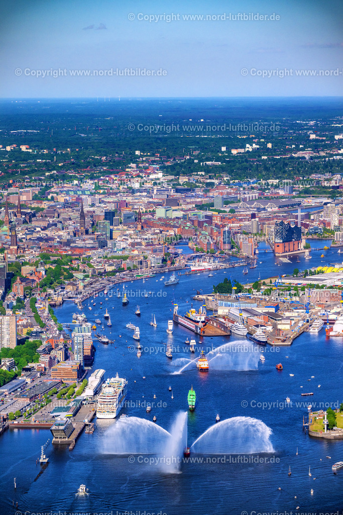 Hamburg_Hafengeburtstag_Elbphilharmonie_Einlaufparade_ELS_7822110525 | HAMBURG 09.05.2025 Auslaufparade Hamburger Hafengeburtstag in Hamburg, Deutschland. // Parade Harbor Birthday in Hamburg Germany. Foto: Martin Elsen