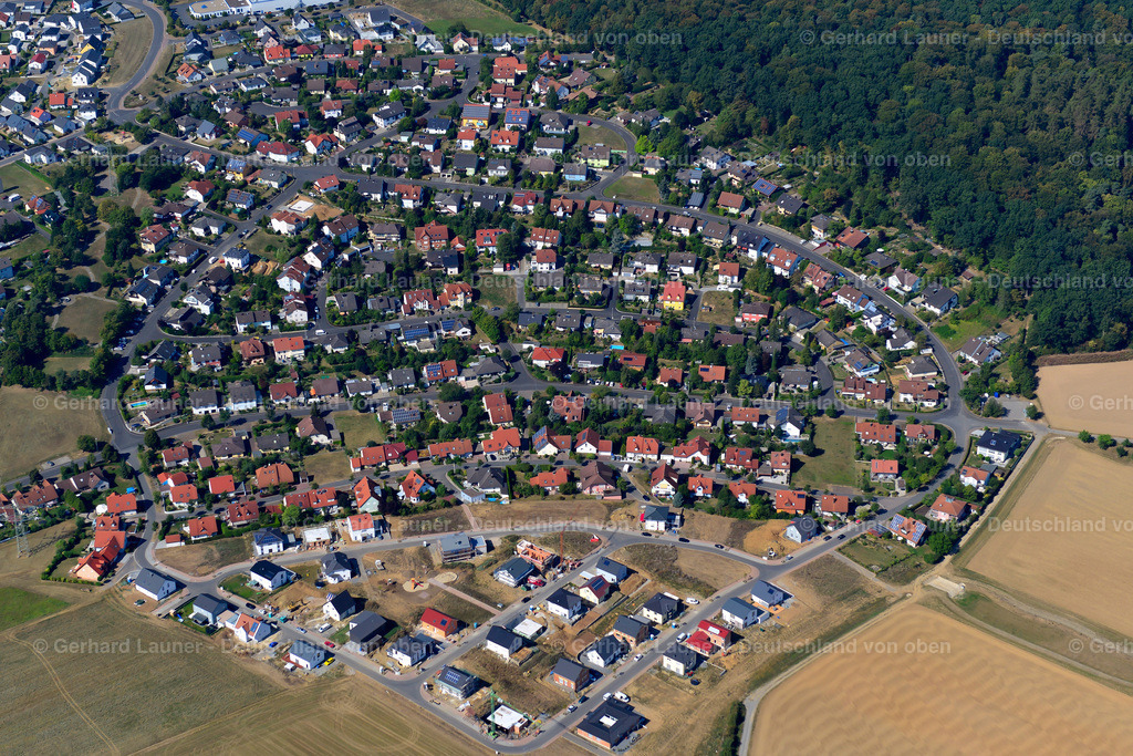 3650577 | WALDBRUNN 13.09.2016 Wohngebiet - Mischbebauung der Mehr- und Einfamilienhaussiedlung  in Waldbrunn im Bundesland Bayern, Deutschland // Residential area - mixed development of a multi-family housing estate and single-family housing estate  in Waldbrunn in the state Bavaria, Germany Foto: Gerhard Launer