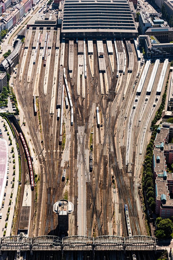 dr__0027584.jpg | MüNCHEN 24.05.2019 Blick von Westen auf Gleisverlauf von der Hackerbrücke bis zum Gebäude des Hauptbahnhofes der Deutschen Bahn in München im Bundesland Bayern. // View from the west to track from the hacker bridge to the building of the main station of the Deutsche Bahn in Munich in the state Bavaria. Foto: Daniel Reiter