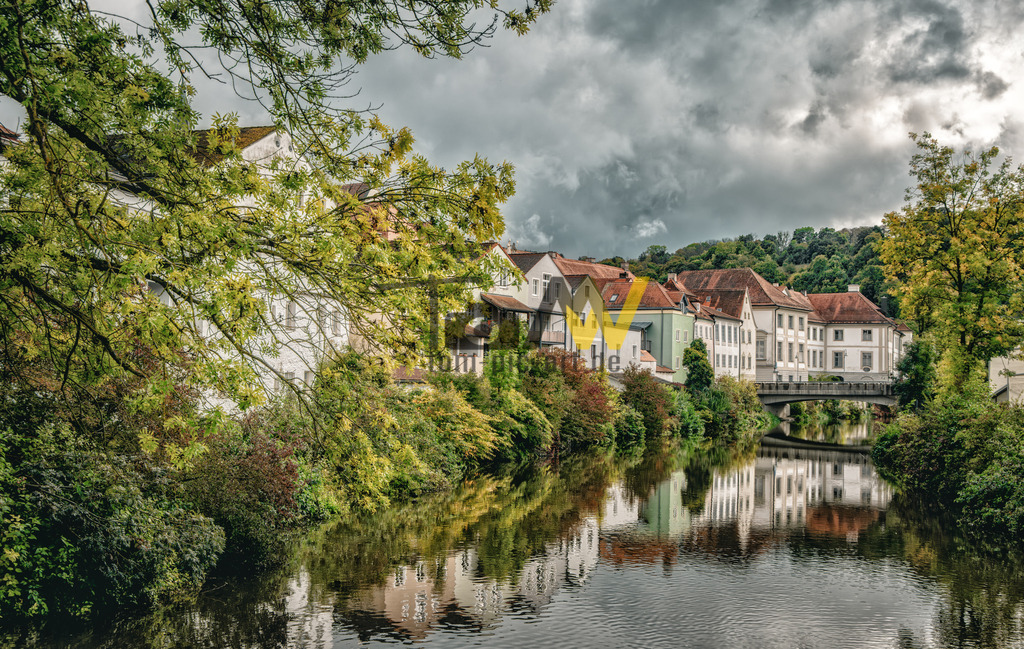 Wundervoll spiegelt sich Eichstätt herbstlich in der Altmühl | Das Bild zeigt einen Moment in der oberbayerischen Großen Kreisstadt Eichstätt an der Altmühl. Die Stadt, die im Naturpark Altmühltal liegt, ist bekannt für ihr einheitliches barockes Stadtbild. Eichstätt ist Bischofssitz und Hauptsitz der Katholischen Universität Eichstätt-Ingolstadt. Die Altmühl ist ein etwa 225 km langer Fluss, der durch die Stadt fließt. Die historische Altstadt verbindet historische Prachtbauten mit moderner Architektur. Die Stadt lädt zu Aktivitäten wie Wandern, Radfahren oder Bootfahren im umliegenden Naturpark ein.  - Realisiert mit Pictrs.com