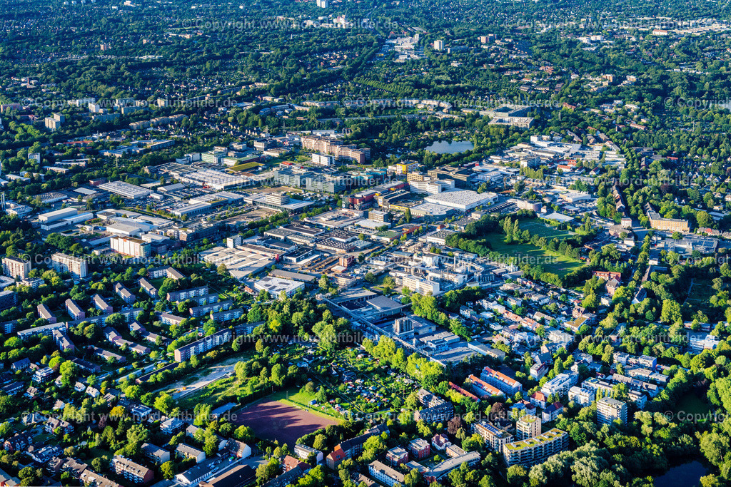 Hamburg_Wandsbek_Friedricherbertdamm_Gewerbegebiet_ELS_0059090823 | HAMBURG 04.08.2023 Industrie- und Gewerbegebiet am Friedrich-Ebert-Damm im Ortsteil Wandsbek an der Straße an der Straße an der Straße Friedrich Erbert Damm in Hamburg, Deutschland. // Industrial and commercial area on Friedrich-Ebert-Donm in the district Wandsbek on street on street on street Friedrich Erbert Damm in Hamburg, Germany. Foto: Martin Elsen