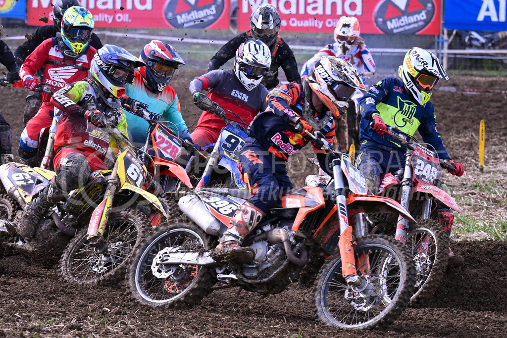 Motocross Schlatt bei Winterthur - 29. April 2023 | #61 Wirz Kenny aus Moeriken (CH) auf SUZUKI, #228 Walter Florian aus Hettlingen (CH) auf KTM, #996 Zemp Pascal aus Schuepfheim (CH) auf KTM und #248 Huber Charel aus ?bersaxen (AT) auf Gas Gas 250 MC in der Kategorie MX2 am Motocross Schlatt bei Winterthur, 29. April 2023.
Instagram: @mx_schlatt | @mc_wila | @sam_schweiz
Bild: Sportfotografie Markus Aeschimann | www.markus-aeschimann.ch - Realisiert mit Pictrs.com