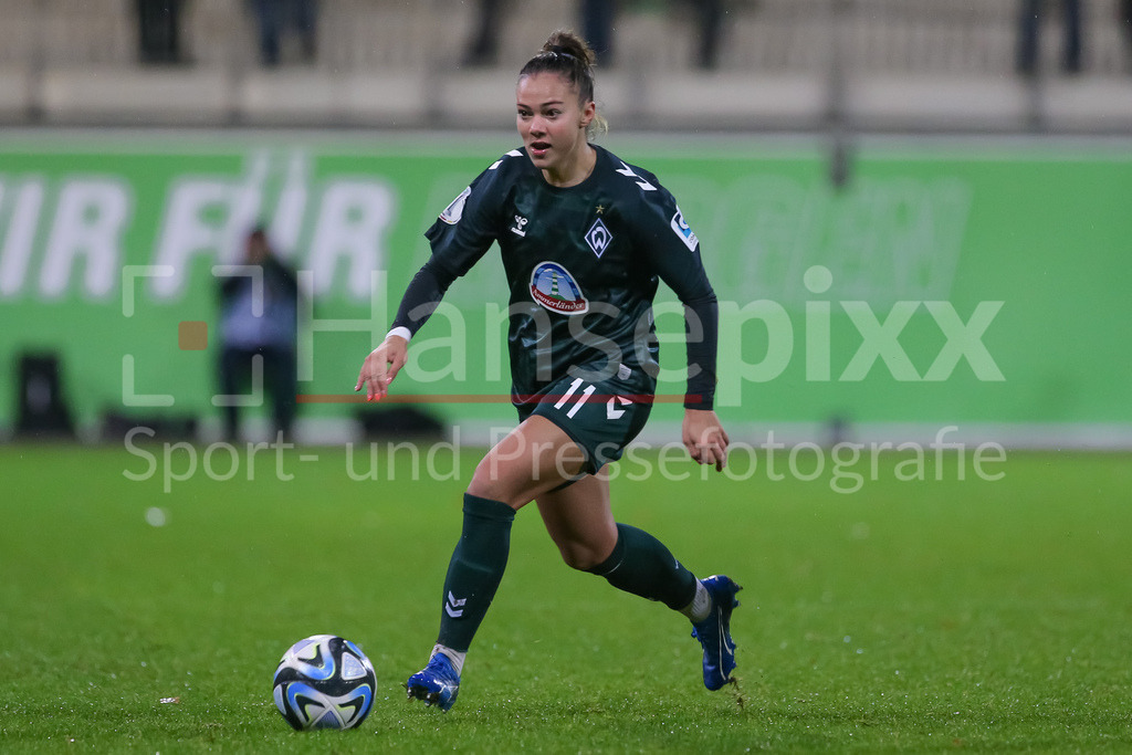 Fussball, DFB-Pokal Frauen, VfL Wolfsburg - SV Werder Bremen | v.li.: Maja Sternad (SV Werder Bremen, 11) am Ball, Freisteller, Einzelbild, Ganzkörper, Aktion, Action, Spielszene, DIE DFB-RICHTLINIEN UNTERSAGEN JEGLICHE NUTZUNG VON FOTOS ALS SEQUENZBILDER UND/ODER VIDEOÄHNLICHE FOTOSTRECKEN. DFB REGULATIONS PROHIBIT ANY USE OF PHOTOGRAPHS AS IMAGE SEQUENCES AND/OR QUASI-VIDEO.