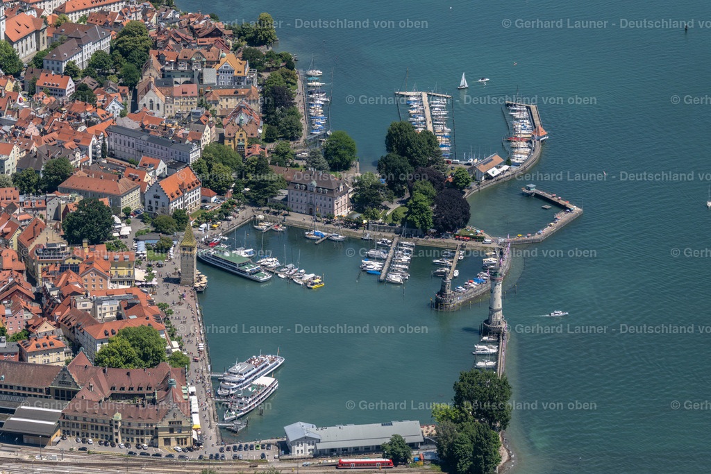 4031491 | LINDAU (BODENSEE) 12.06.2020 Hafen und Bahnhof im Altstadtbereich der Insel Lindau im Bodensee im Bundesland Bayern. // Island area Lindau with the village center in Lindau (Bodensee) in the state Bavaria, Germany. Foto: Gerhard Launer