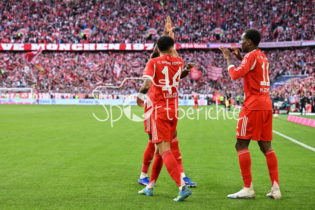FC Bayern München - VfB Stuttgart | MUNICH, GERMANY - 19. APRIL: Bayern celebrating the goal to makes 2-1 / Tor / Torschuetze / Freude / Happy - Nicolas JACKSON (FC Bayern Munich 11) - during the Bundesliga Match between FC Bayern Munich vs. VfB Stuttgart at Matchday 30 at Allianz Arena / DFL REGULATIONS PROHIBIT ANY USE OF PHOTOGRAPHS AS IMAGE SEQUENCES AND/OR QUASI-VIDEO