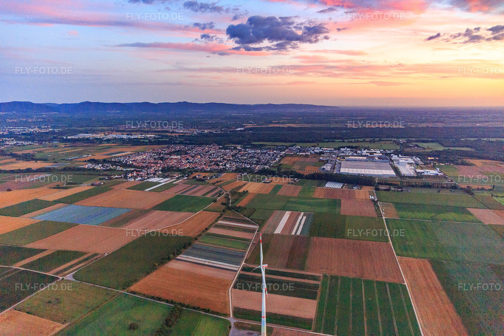 Luftbild: Ort und Interpark aus Süden in Offenbach an der Queich im Bundesland Rheinland-Pfalz in Deutschland. Foto: IMG_116377.jpg vom 11.08.2019 durch Werner Riehm/FLY-FOTO.de