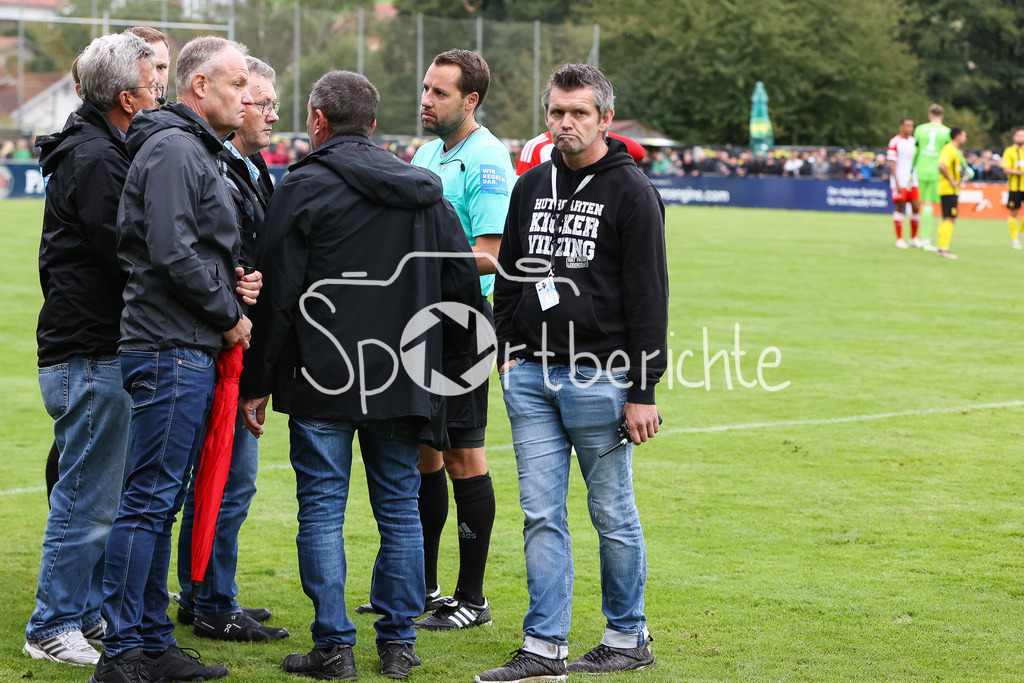 DJK Vilzing - FC Bayern Amateure | Die Verantwortlichen beraten nach der Aktion der Bayern Fans wie es weitergeht mit dem SChiredsrichter Christopher SCHWARZMANN / Ultras / Pyro / Boeller / Spielunterbrechung