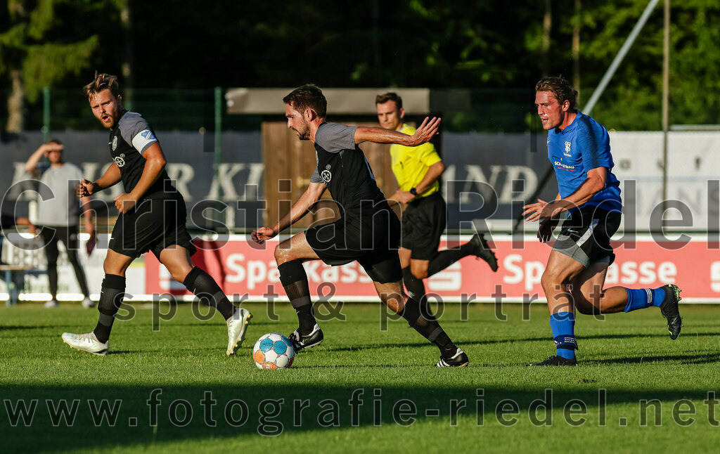 2023-07-14_043_FC_Langengeisling_gegen_FC_Velden-Eberspoint | Erding, Deutschland, 14.07.2023:
Fußball, Bezirksliga Oberbayern Ost 2023 / 2024, Testspiel, FC Langengeisling gegen FC Velden-Eberspoint, Endergebnis: 5:0

Hannes Dornauer (FC Langengeisling, #33), Lucas Seeholzer (FC Langengeisling, #2), Maximilian Hampe (FC Velden-Eberspoint, #10)

Foto: Christian Riedel / fotografie-riedel.net