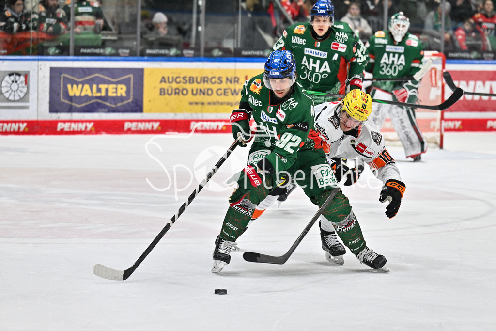 Augsburger Panther - Löwen Frankfurt | AUGSBURG, GERMANY - 16. JANUARY: im Duell Joseph CRAMAROSSA (Augsburger Panther 92) und Jakob LILJA (Löwen Frankfurt 10) während dem Match zwischen den Augsburger Panthern und den Löwen Frankfurt am 40. Spieltag der penny DEL im Curt Frenzel Stadion