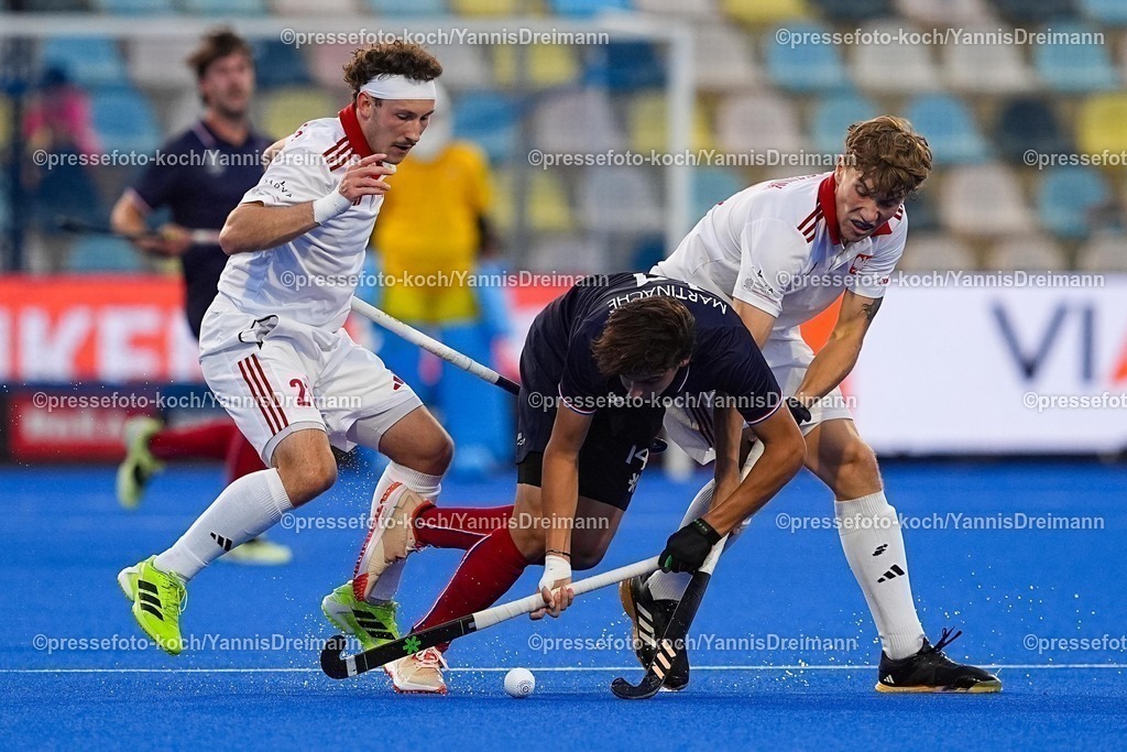 xydrx09082505051 | 09.08.2025, xydrx, Herren EuroHockey Championship 2025, Gruppenphase, Gruppe B, Frankreich - Polen, Sparkassenpark Mönchengladbach: Jakub Chumenczuk (Polnische Feldhockey Nationalmannschaft #21) und Jakub Holosyniuk (Polnische Feldhockey Nationalmannschaft #28) im Zweikampf gegen Malo Martinache (Franzoesische Feldhockey Nationalmannschaft #14)