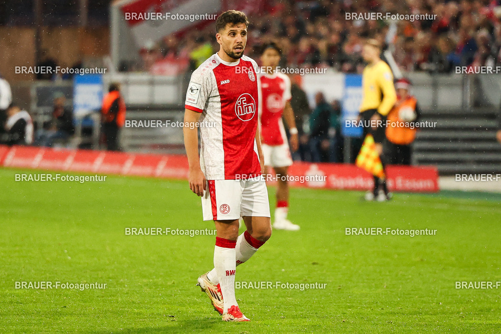Rot-Weiss Essen - 1.Fc Schweinfurt | Essen, Deutschland, 02.11.2025 Ahmet Arslan  (Rot-Weiss Essen) schaut während des 3.Liga Spiels zwischen  Rot-Weiss Essen und 1.Fc Schweinfurt am 02.11.2025 im Stadion an der Hafenstraße in Essen. (Foto von Timo Bluhmki-Schmidt/Brauer Fotoagentur