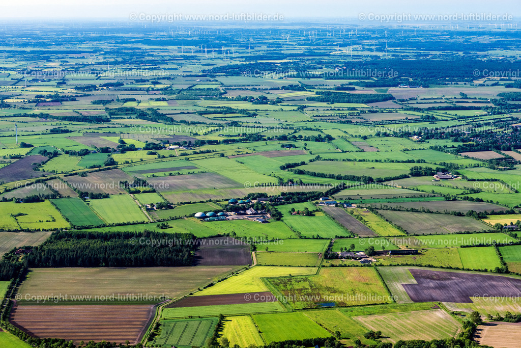 Achtrup_ELS_7742100623 | ACHTRUP 10.06.2023 Ortsansicht am Rande von landwirtschaftlichen Feldern und Nutzflächen in Achtrup im Bundesland Schleswig-Holstein, Deutschland. // Village view on the edge of agricultural fields and land in Achtrup in the state Schleswig-Holstein, Germany. Foto: Martin Elsen