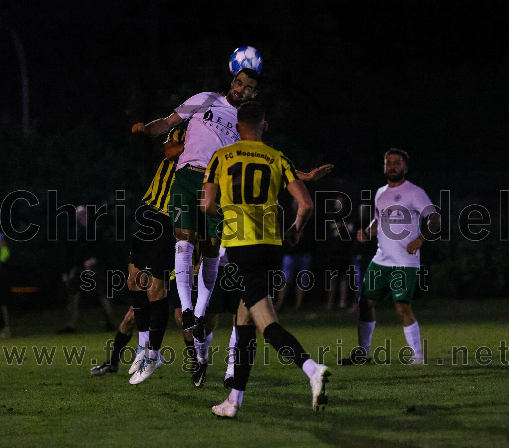 2023-09-15_043_FC_Moosinning_gegen_SV_Waldperlach | Moosinning, Deutschland, 15.09.2023:
Fußball, Bezirksliga Oberbayern Ost 2023 / 2024, 9. Spieltag, FC Moosinning gegen SV Waldperlach, Endergebnis: 0:1

Julius Becker (SV Waldperlach, #7), Florian Jakob (FC Moosinning, #10)

Foto: Christian Riedel / fotografie-riedel.net