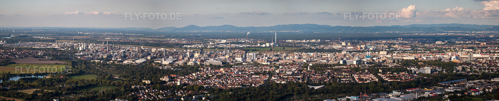 Luftbild: Panorama - Perspektive Werksgelände des Chemieproduzenten BASF im Hintergrund des Stadtteils Friesenheim am Rhein im Ortsteil Oppau in Ludwigshafen im Bundesland Rheinland-Pfalz in Deutschland. Foto: IMG_71138-Bearbeitet.jpg vom 27.08.2014 durch Werner Riehm/FLY-FOTO.deAuflösung des Originals: 13551 x 2739 px