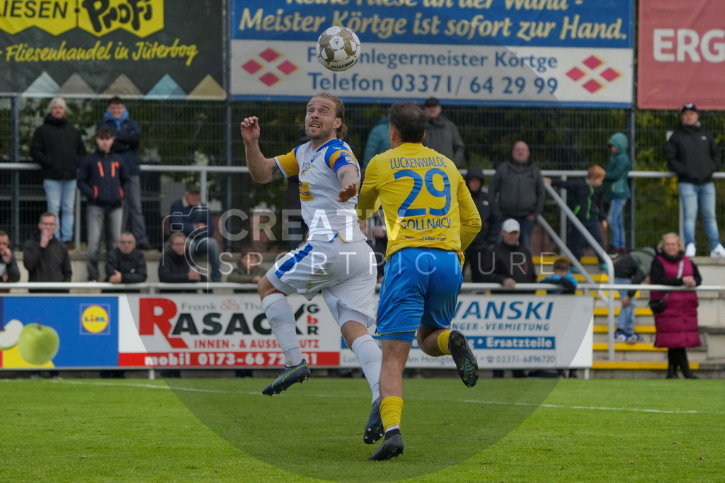 Fußball, Herren, Saison 2025/2026, Regionalliga Nordost, 11. Spieltag, FSV 63 Luckenwalde vs. FC Carl-Zeiss Jena, Samstag 05.10.2025, Werner-Seelenbinder-Stadion Luckenwalde, | Fußball, Herren, Saison 2025/2026, Regionalliga Nordost, 11. Spieltag, FSV 63 Luckenwalde vs. FC Carl-Zeiss Jena, Samstag 05.10.2025, Werner-Seelenbinder-Stadion Luckenwalde, Im Bild: Nils Butzen (l. Jena) und Simon Gollnack (r. Luckenwalde) - Realisiert mit Pictrs.com