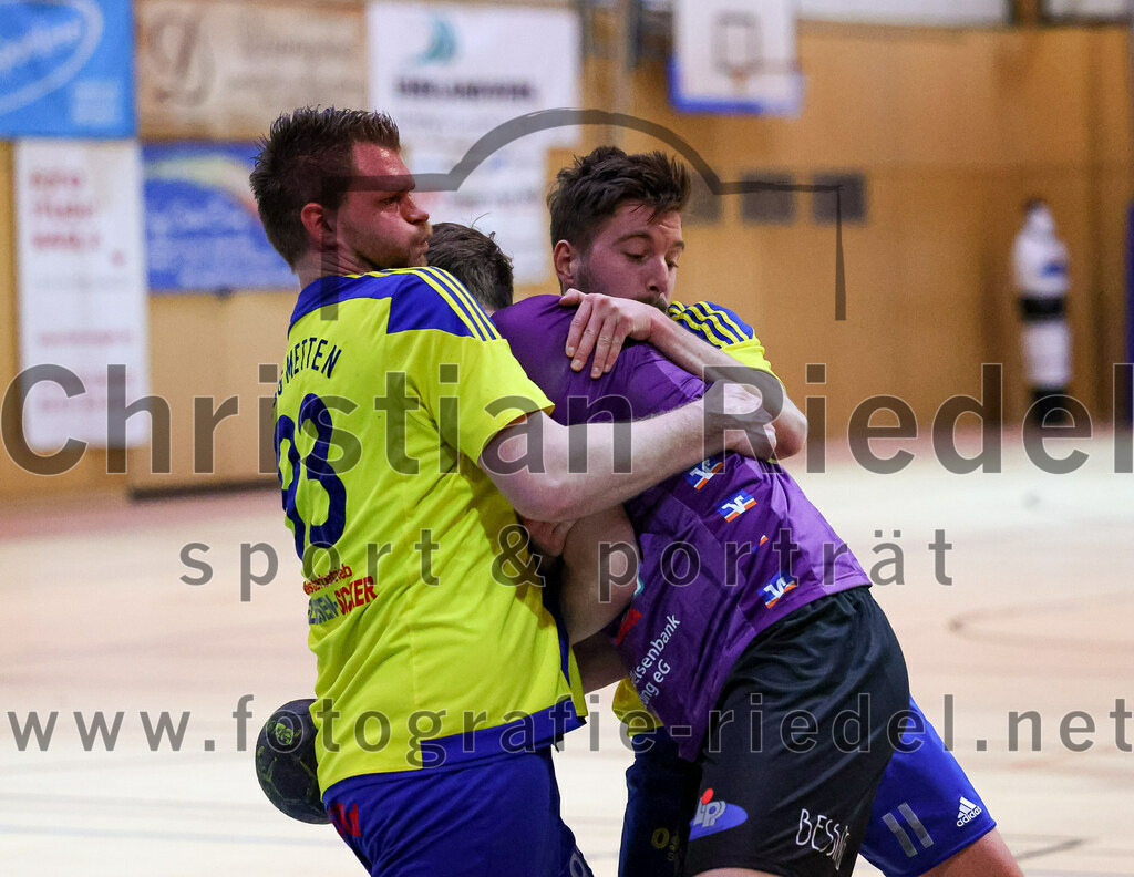 2023-03-11_052_SpVgg_Altenerding_gegen_SSG_Metten | Erding, Deutschland, 11.03.2023:
Handball, Bezirksoberliga Männer 2022 / 2023, 17. Spieltag, SpVgg Altenerding gegen SSG Metten, Endergebnis: 26:22

Sebastian Klima (SSG Metten, #93), Ferdinand Ewald (SpVgg Altenerding, #45), Jan Friedrich (SSG Metten, #11)

Foto: Christian Riedel / fotografie-riedel.net