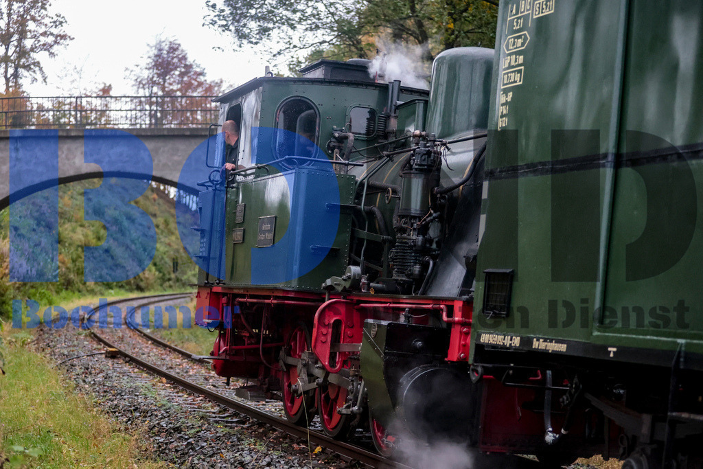  04.11.2023 - 
 | Sebastian Sendlak / Bochumer Nachrichtendienst (BOND) - Dampflok Waldbroel auf der Volmetalbahn - Realisiert mit Pictrs.com