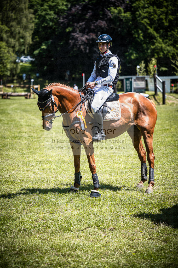 _DZ62070 | Entdecke hochwertige Reitturnierfotos von Foto Oger. Professionell, emotional und authentisch – jetzt Lieblingsmomente im Shop bestellen.Deutschlandweite Turnierfotografie. - Realisiert mit Pictrs.com