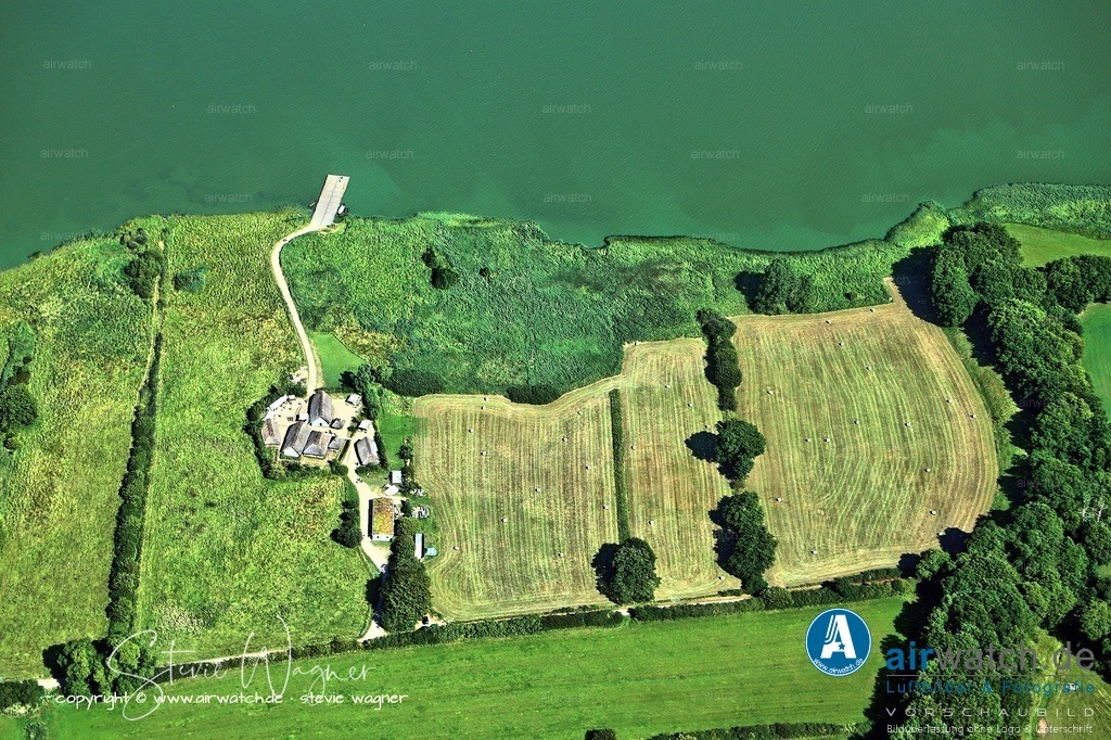 Haithabu - Die Schlei war die zentrale Wasserstraße - Luftbild | Die Schlei war die zentrale Wasserstraße für den Seehandel von Haithabu.  Als etwa 40 Kilometer langer Ostsee-Arm, der weit ins Landesinnere reicht, bot sie einen geschützten Hafen für Schiffe aus Skandinavien, dem Baltikum und dem Ostseeraum.